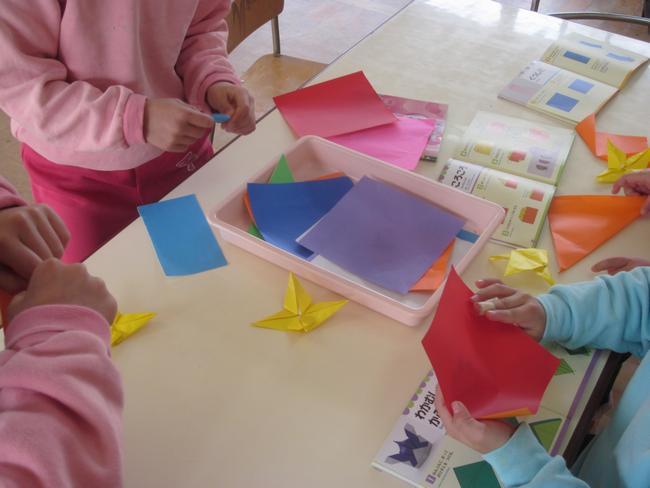 （写真）折り紙をする園児