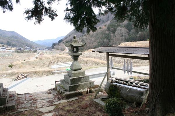 （写真）八阪神社の石造水盤と棚田・柏原地区