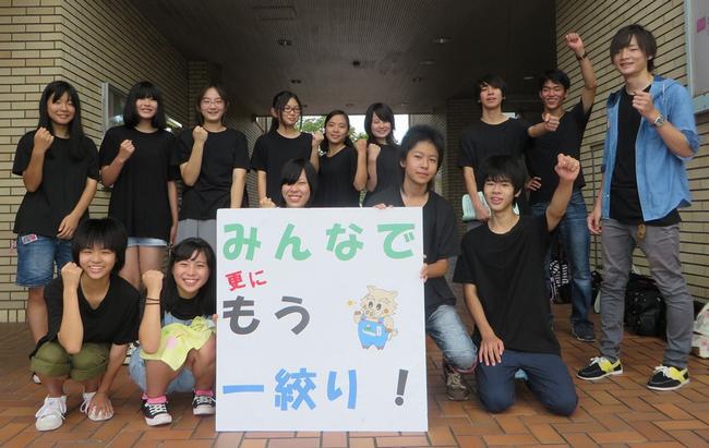 (写真)SWING-BY実行委員会の皆さんと「更にもう一絞り」をPR