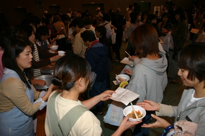 (写真)給食給水班の活動について