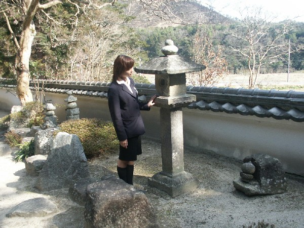 （写真）天澤寺の石造灯籠
