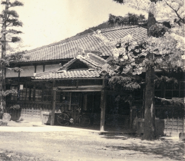 （写真）昭和23年当時の六瀬村役場、笹尾地区