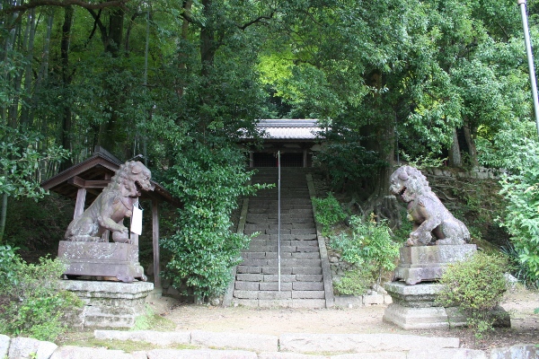 （写真）素盞鳴神社の鉄の狛犬