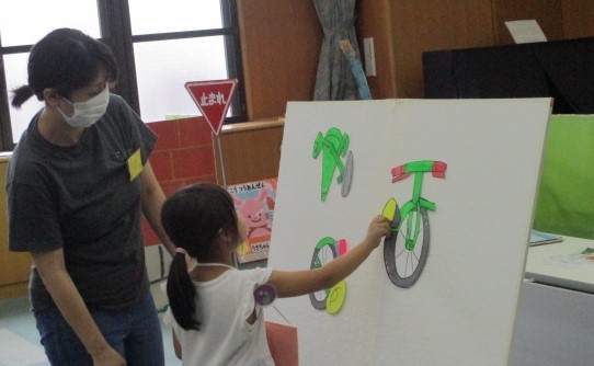 パネルシアター「チリリンじてんしゃ」で親子で自転車の絵を組み立てている様子です。