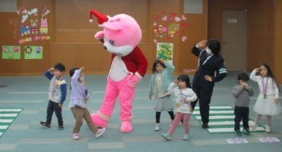 うさちゃんクラブのマスコットキャラクター「ぴょんちゃん」と子どもたちがダンスをしている様子です。