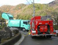 （写真）消火作業（遠景）