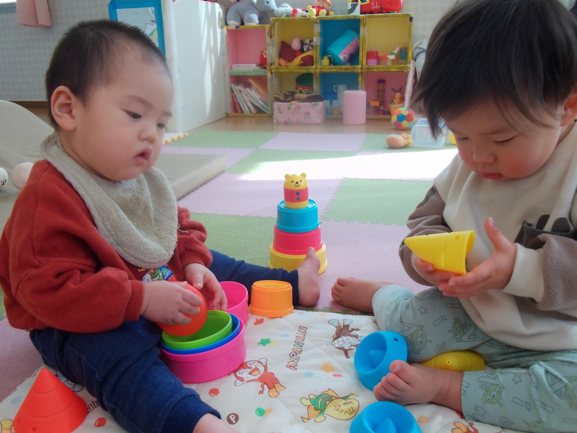 シリコン積み木で遊ぶ子どもたち