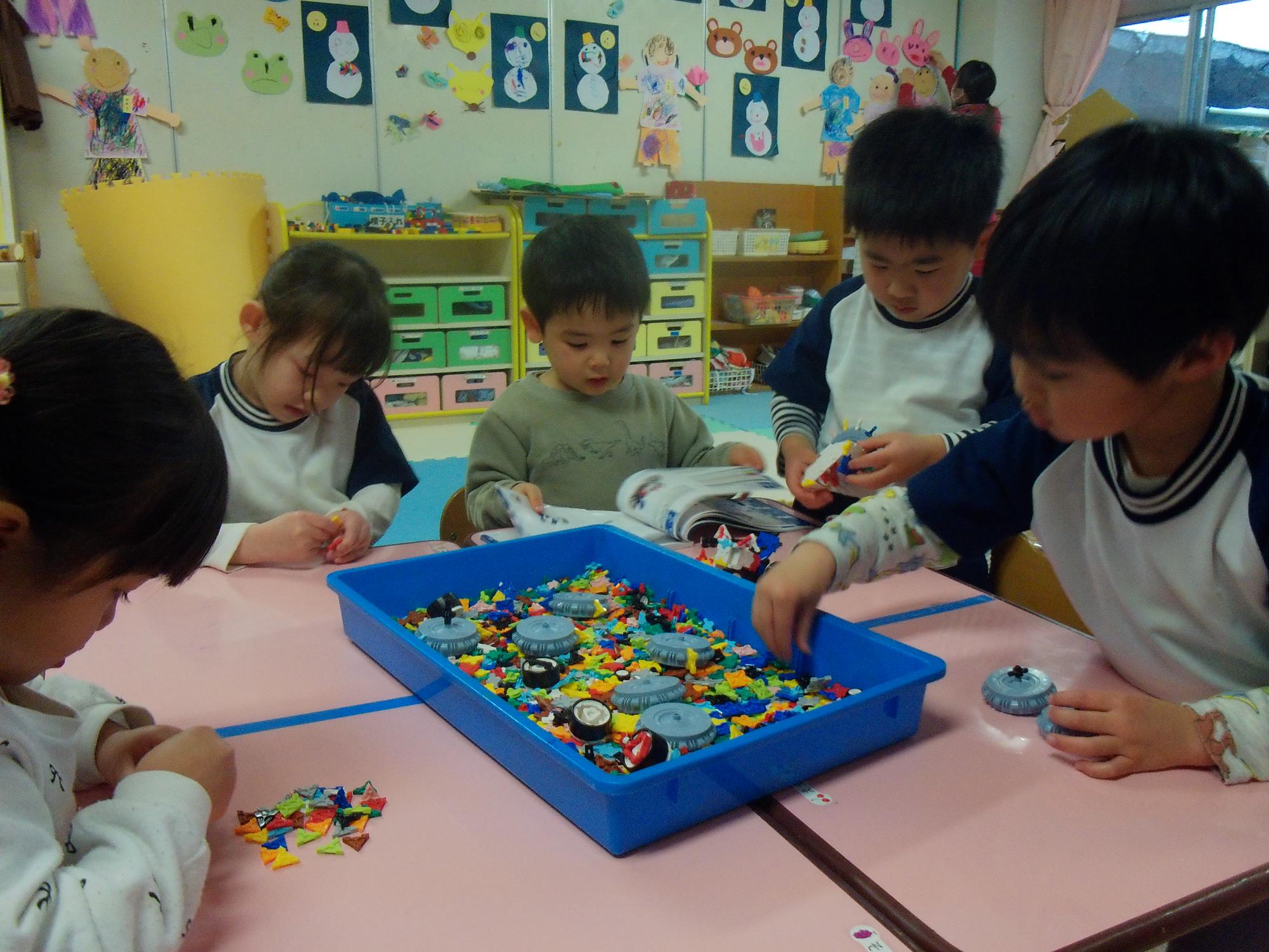 LaQで遊ぶ子どもたち