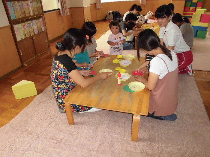 親子で制作をする様子