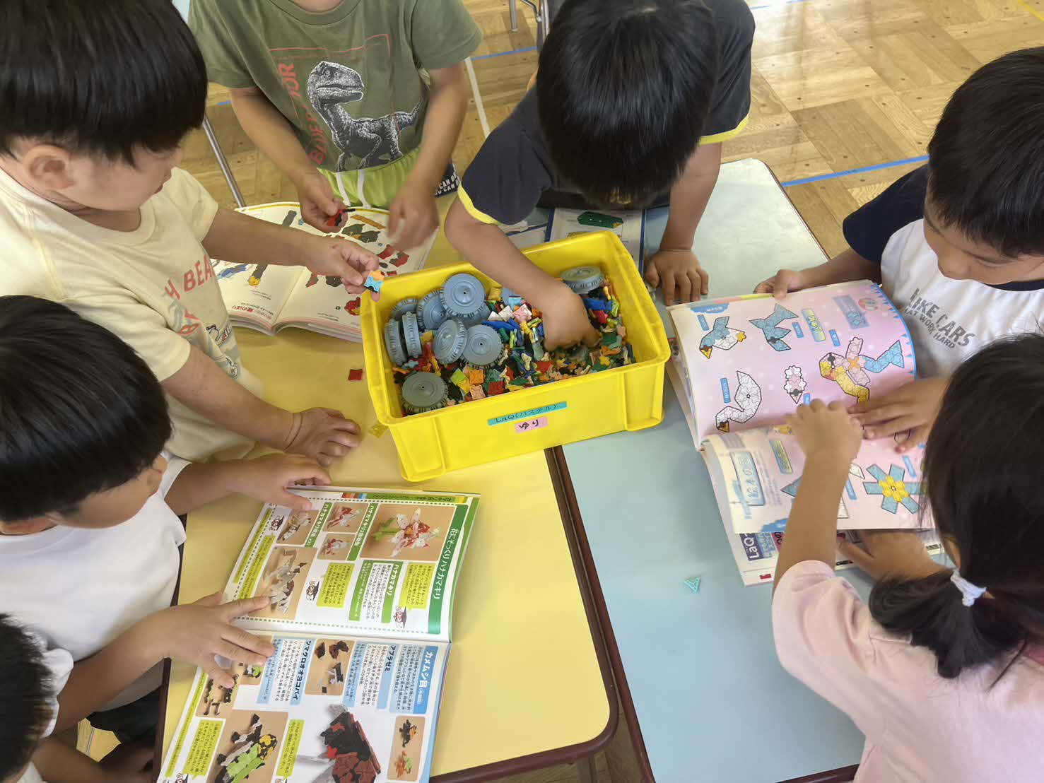 絵本を読む子どもたち