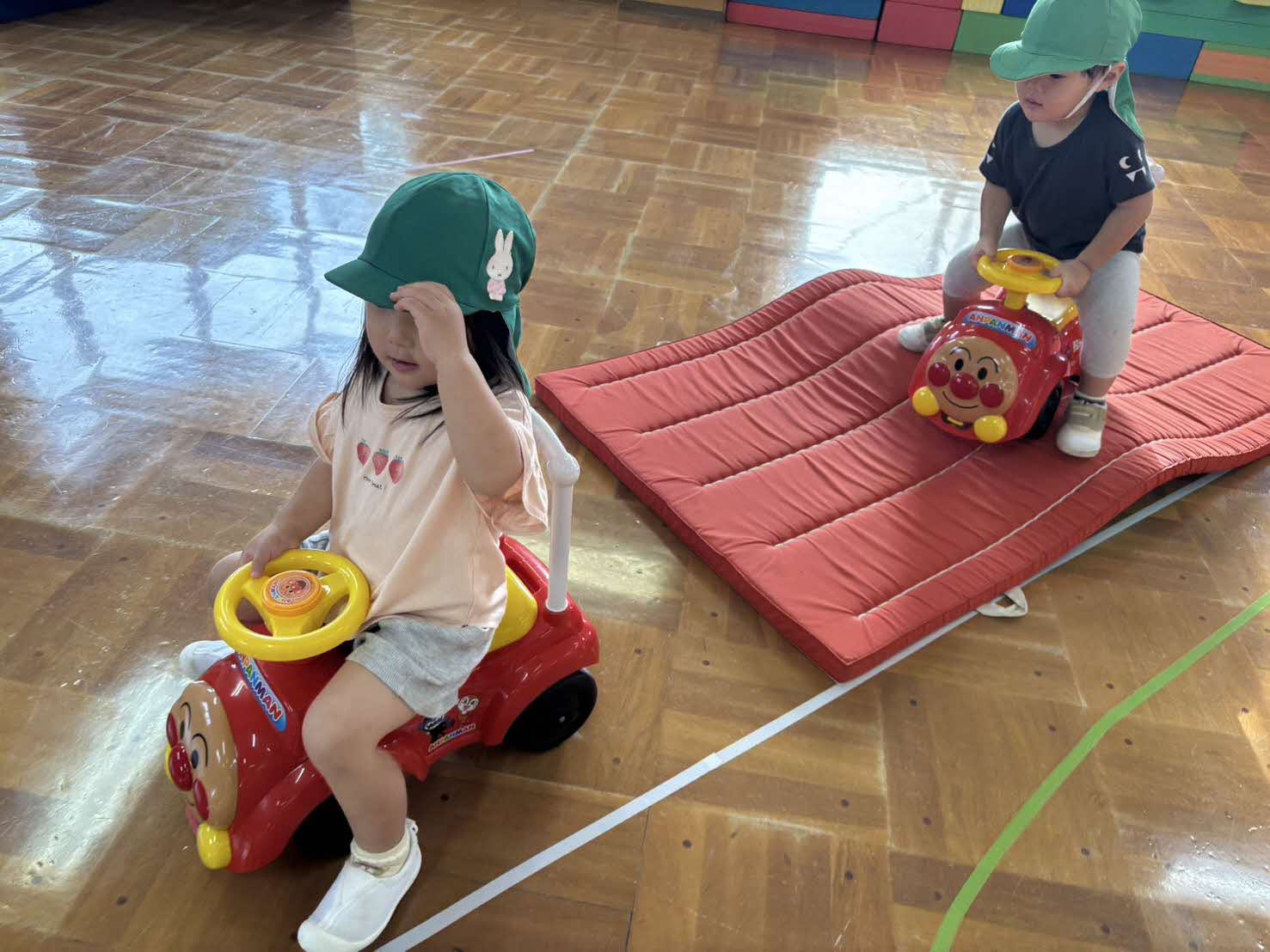 コンビカーに乗る子どもたち