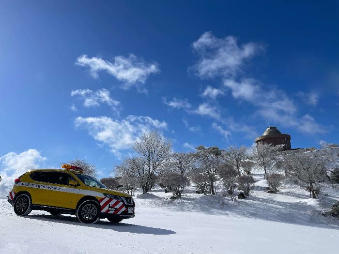 猪名川町道路パトロール車と猪名川天文台