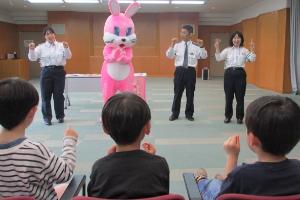 ぴょんちゃんと手あそびをしている様子です。