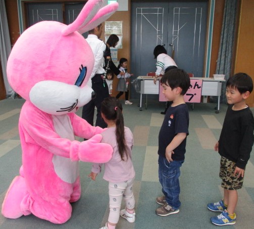 うさちゃんクラブのマスコットキャラクター「ぴょんちゃん」とご挨拶をしている様子です。