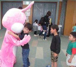 ぴょんちゃんと握手