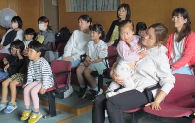 DVD「まめうしくんの交通安全」を観ました。真剣に見ている様子です。