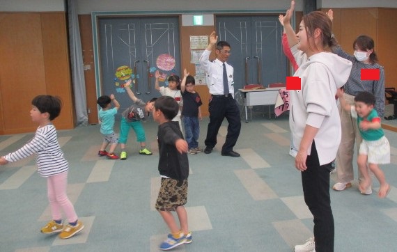 おまわりさんが「止まれ！」のかけ声で止まる練習をしている様子です。