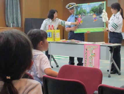 駐車場のやくそくを写真を見てお話をしている様子です。