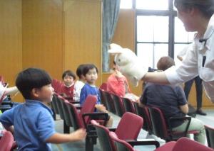 パペット人形の「ゆきちゃん」に子どもがおしゃべりをしている様子です。