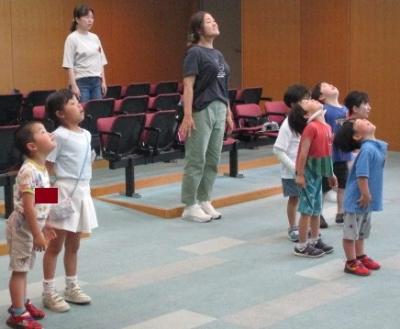 ぺんぎんになりきって、「首をのばして」のかけ声にまねている様子です。
