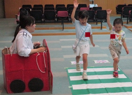 横断練習をして安全確認をしている様子です。