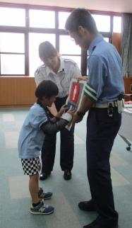 おまわりさんと「信号の色」の並び方とやくそくを学びます。