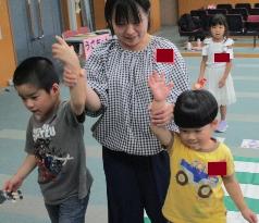 親子で「手をつないで歩く」、大切なやくそくです。