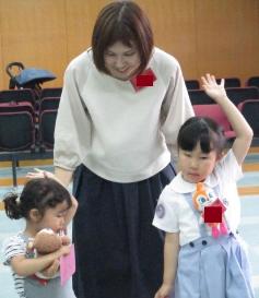 兄弟で一緒に安全確認をしていました。小さい妹も手をあげています。