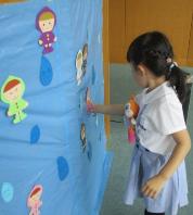 ゲーム「あめあめふれふれ」をしました。絵を貼るゲームです。