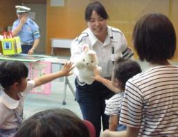 パペット人形の「ゆきちゃん」と子どもがふれあっている様子です。