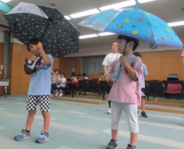 傘をさす練習をしている様子です。