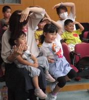 手あそびをしている様子です。