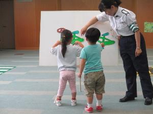 パネルシアターで、子どもたちに自転車の交通安全をお話している様子です。