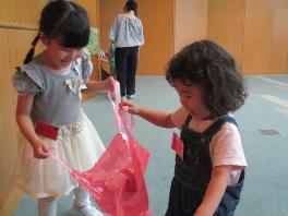 横断歩道を渡った先で姉妹で仲良くボールを運んでいる様子です。