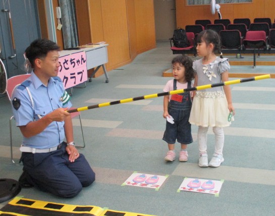 踏切の安全確認をしている様子です。