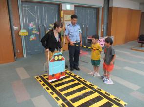 踏切の安全確認をしている様子です。