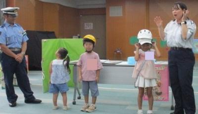 自転車ヘルメット着用を体験している様子です。