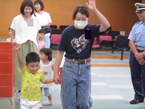 親子で「まがりかど」の横断練習をしている様子です。