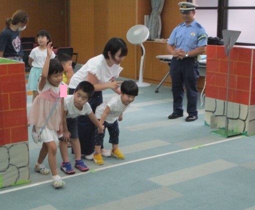 「まがりかど」の安全確認をしている様子です。