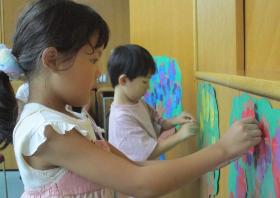 横断歩道を渡った先で絵を貼りに聞く様子です。