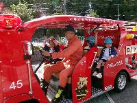 ミニ消防車に乗車する様子