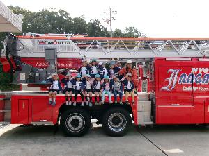 はしご車で記念撮影