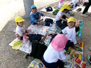 お弁当を食べる様子