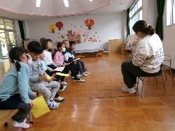 絵本を見る様子