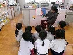 絵本を見る様子