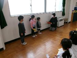 表彰状をもらう様子