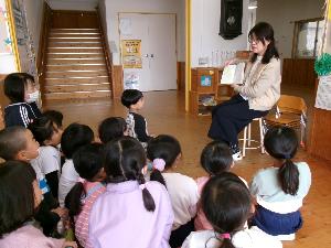 絵本を見る様子