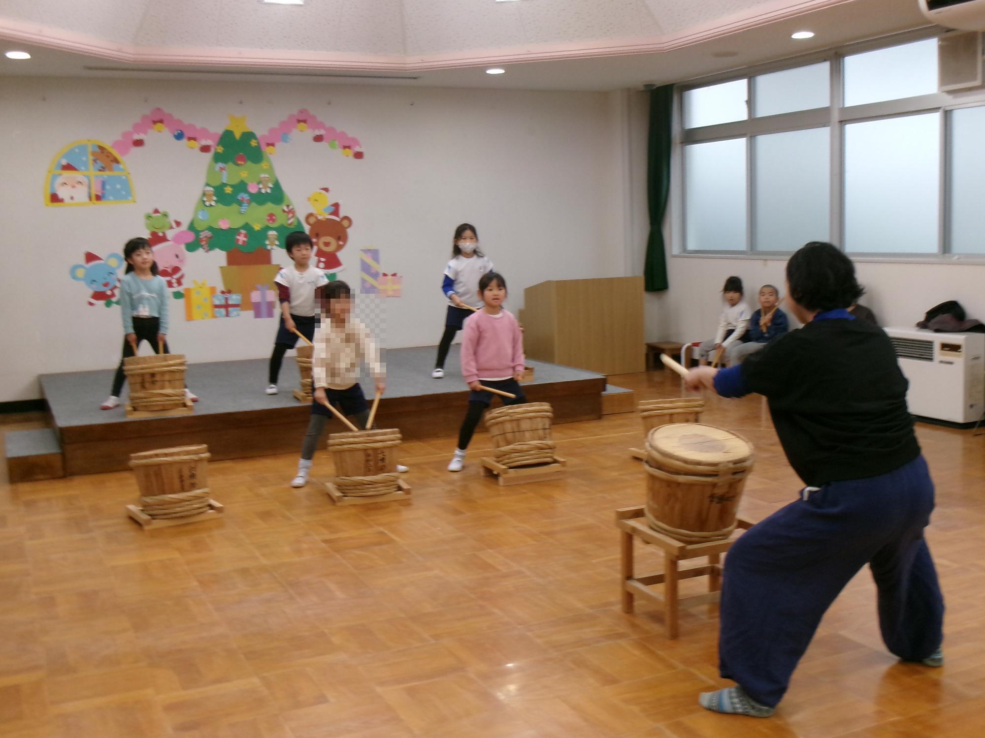 太鼓指導の様子