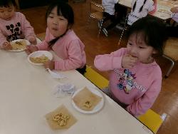 クッキーを食べる様子