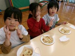 クッキーを食べる様子